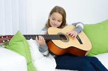 kind spielt gitarre in der freizeit