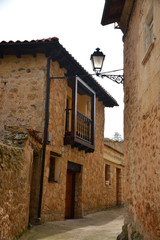 Fototapeta na wymiar calle en pueblo tipico de burgos (pesquera de ebro)