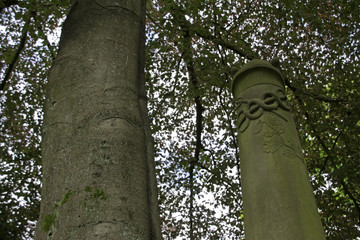 Grabsäule mit Flügelhelm und Hermesstab