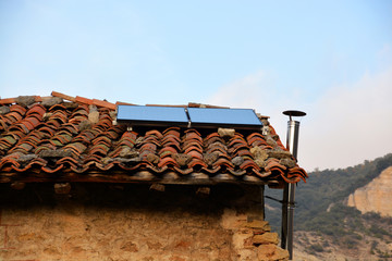 placas solares en una casa de pueblo © uzkiland