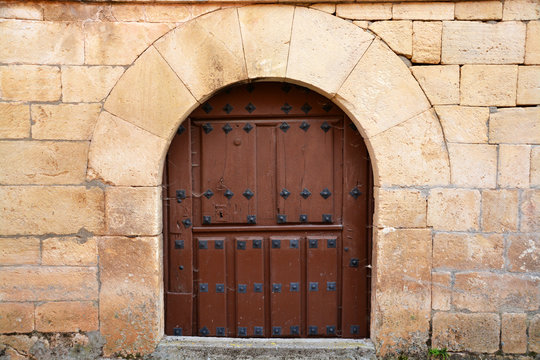 puerta de madera antigua en casa tipica de piedra