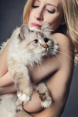 femme nue avec chat