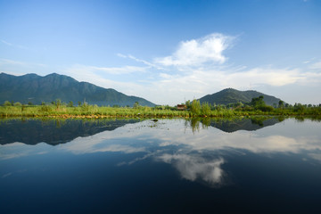Fototapeta na wymiar Lake landscape reflection