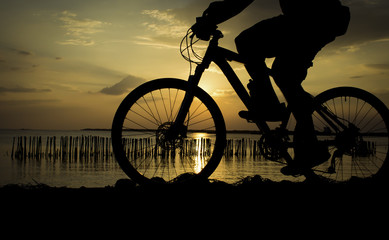 Fototapeta na wymiar silhouette of the cyclist
