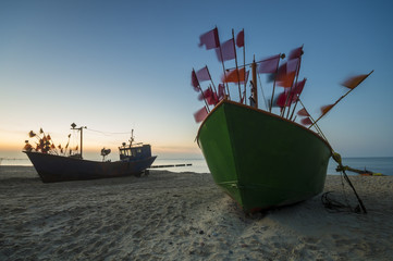 łodzie rybackie na plaży Morza Bałtyckiego