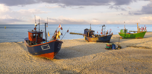 łodzie rybackie na plaży Morza Bałtyckiego