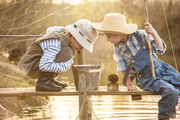 Kussenhoes Jongen vist op een brug over het meer © Alexandr Vasilyev