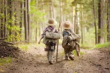 Foto op Plexiglas Boys on a forest road with backpacks © Alexandr Vasilyev
