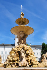 Fototapeta premium Brunnen am Residenzplatz in Salzburg