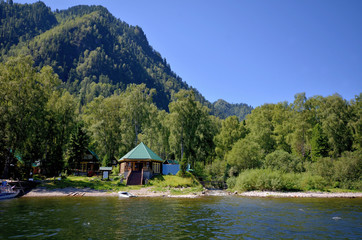 Fototapeta na wymiar View of the campsite on the shore of Lake Teletskoye