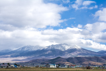 雪をかぶった十勝連峰と空