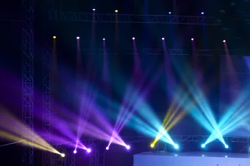 Abwaschbare Fototapete Licht und Schatten Vektor-Bühnenscheinwerfer mit Laserstrahlen