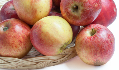 Pommes Dali dans une corbeille sur fond blanc