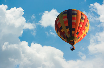 Naklejka premium Hot air balloon in the sky