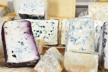 vetrina di formaggi erborinati