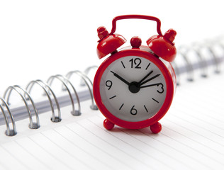 r&eacute;veil matin horloge cahier a spirales travail