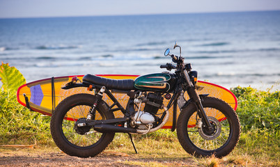 Fototapeta premium Motorcycle with surfboard at outdoors