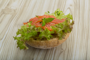 Salmon sandwich with thyme