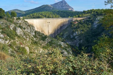 MONTAGNE SAINTE VICTOIRE ET BARRAGE DE BIMONT