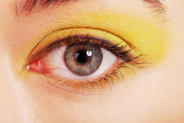 Obraz premium Zbliżenie na oko kobiety z artystycznym makijażem
