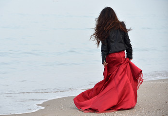 Donna in riva al mare