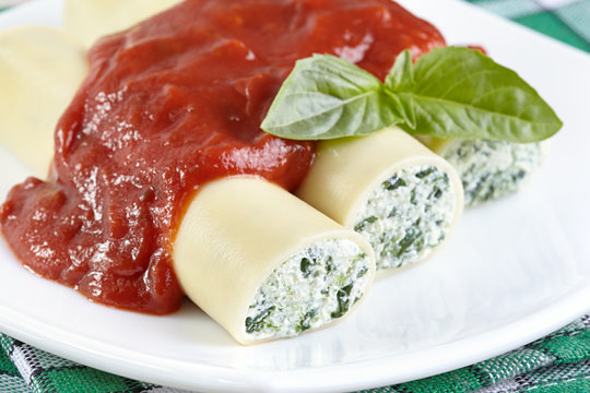 Cannelloni with spinach and ricotta under tomato sauce