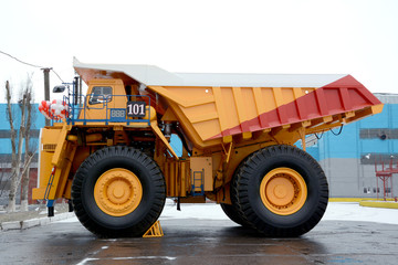 a carrying capacity is 220 tons