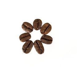 Obraz premium Coffee beans on white background