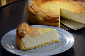 angeschnittener Käsekuchen