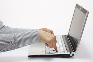 am Laptop, Enter drücken