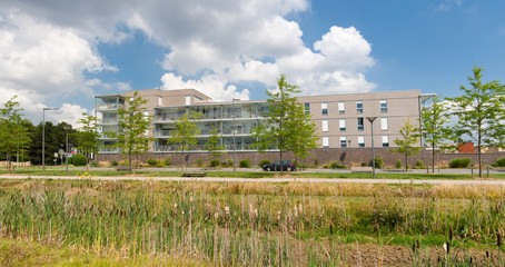 Immeuble moderne intégré au milieu naturel