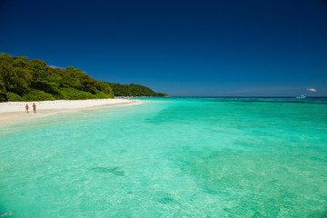 Fototapeta premium White sand beach and blue sea with couple love