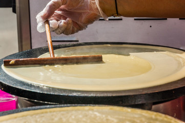 5693 Crepesherstellung - mit Teigrechen dünn streichen