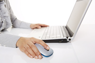 Hand auf Computermaus, Perspektive 2