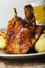 Bayerische Schweinshaxe mit Bier