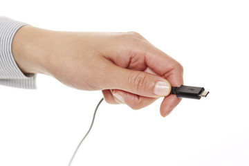 Hand hält schwarze Micro-USB-Kabel