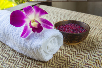 Obraz na płótnie Canvas Spa and wellness setting with flowers and towel