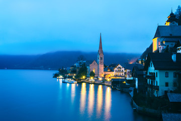 Naklejka premium Hallstatt bei Nacht