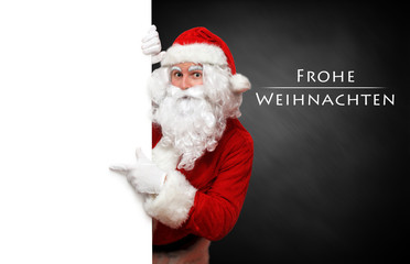 Leere Wand und Weihnachtsmann