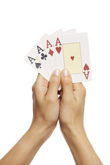 Hände halten vier Asse