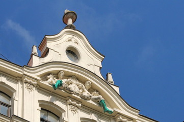 Fassadenrelief, Füsse baumelnd, Riga,  #9054