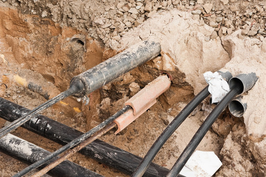 Leerrohr und Kabel in einer Baugrube