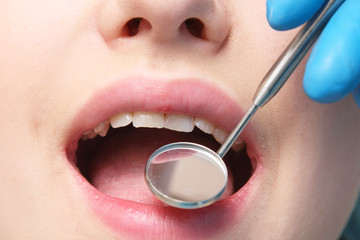 Examining patient&#39;s teeth