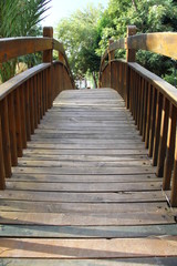 Obraz na płótnie Canvas adana atatürk parkı ahşap köprü