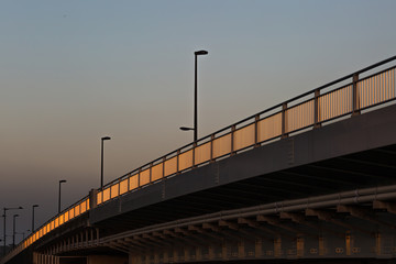 夕日に光る橋