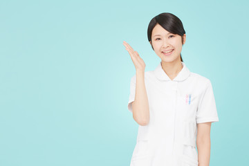 案内するナース