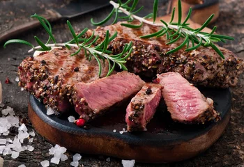 Foto op Plexiglas Sappige steak medium rare beef met kruiden © timolina