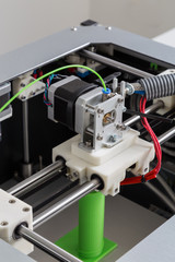3d Drucker mit hell grünem Filament
