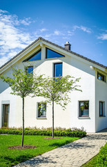 weisses Einfamilienhaus im Sommer