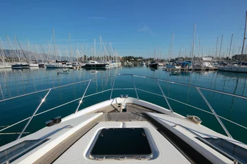 Foto auf Acrylglas Wasser Motorsport Blick von Super Yacht in einem Yachthafen